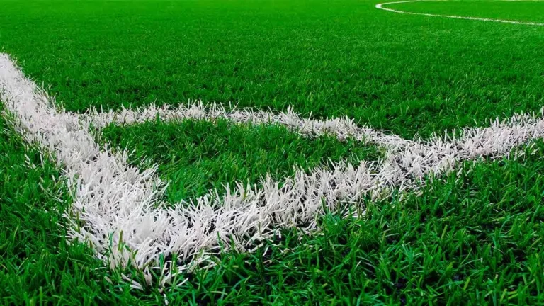 Grama sintética: protege tus articulaciones al jugar fútbol